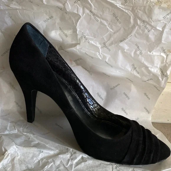 Classic winter black pump by Style & co. Pleated toe design in suede fabric. - Picture 3 of 6